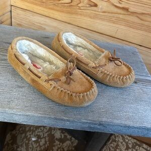 Cozy Cream Fuzzy‎ Slippers